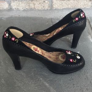 Black leather Seychelles pump